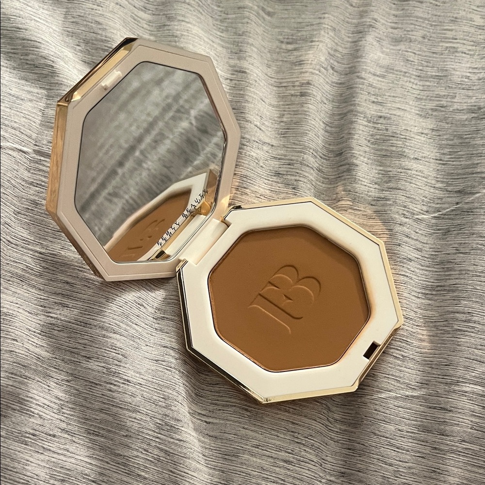 Fenty Beauty Pressed Bronzer Compact — Rich Brown